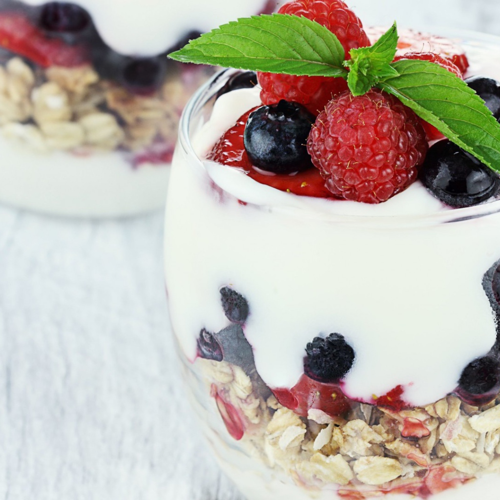 Десерт с орехами и ягодами