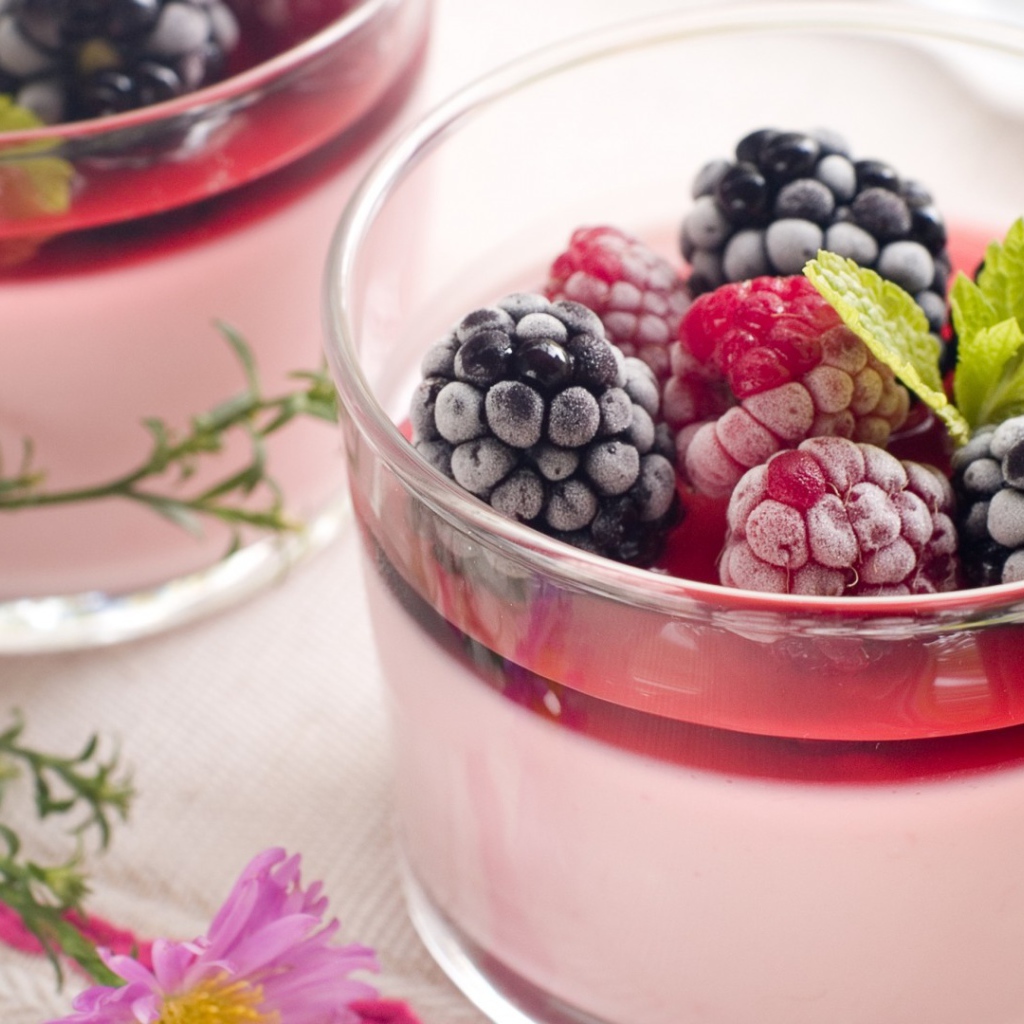 Мороженое с лесными ягодами