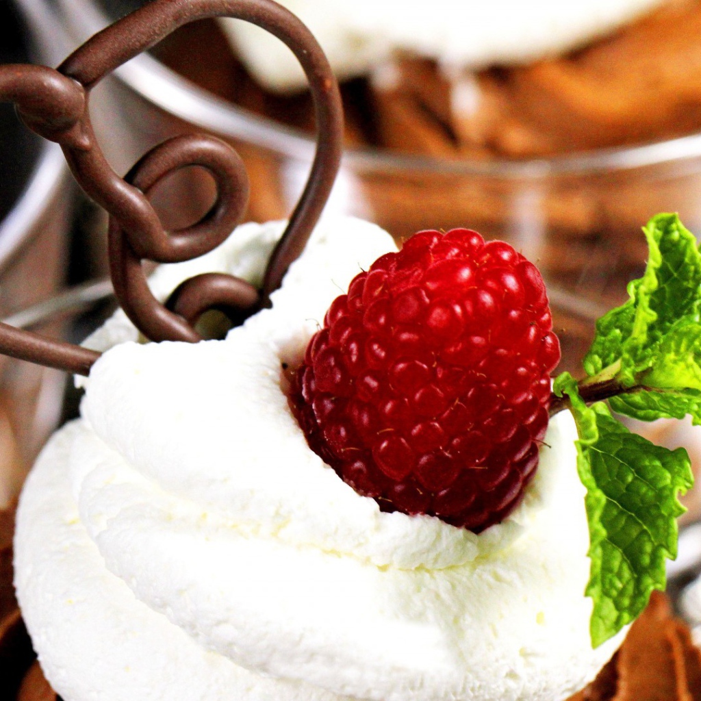 Мороженное с малиной