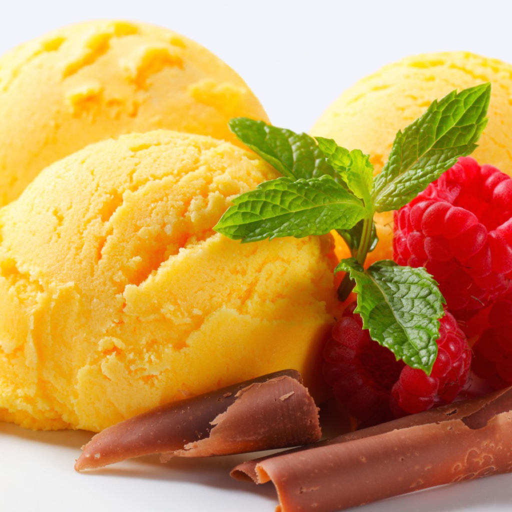 Лимонное мороженое с малиной