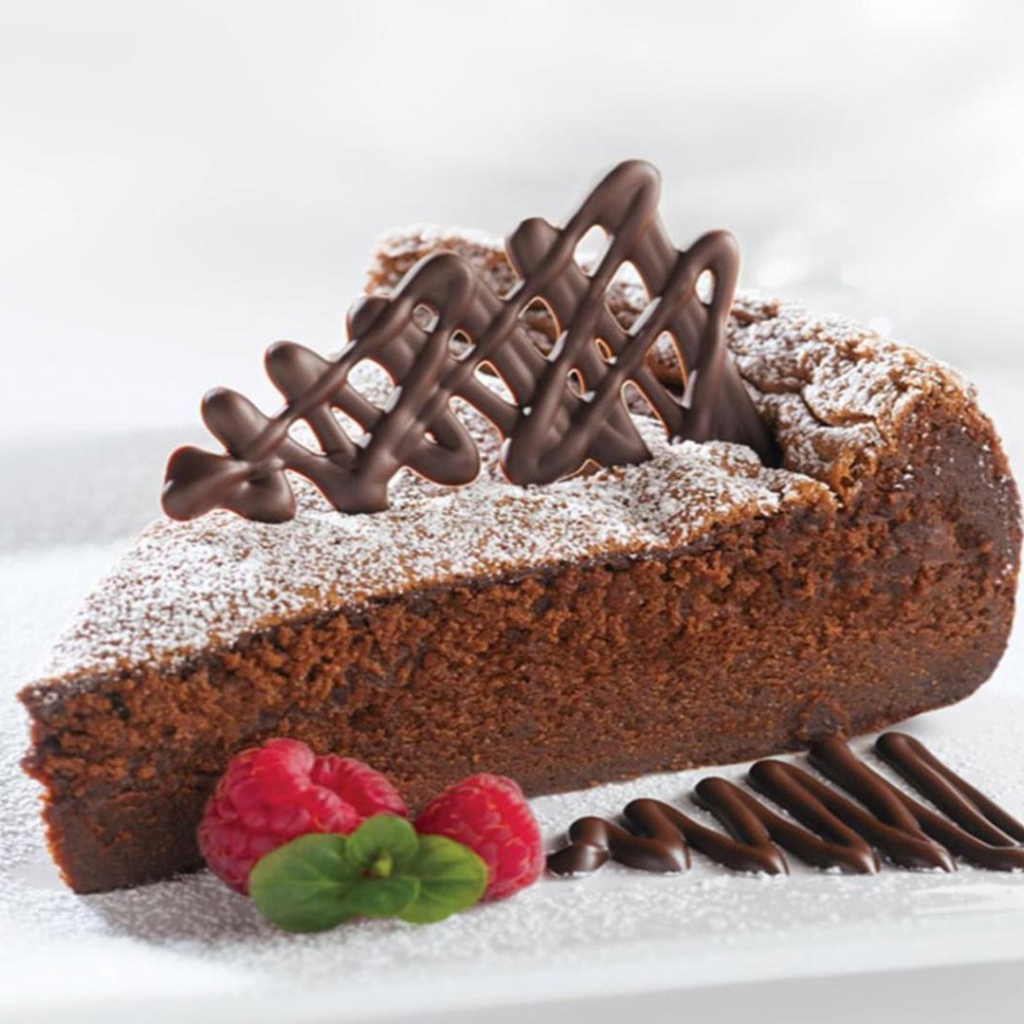 Кусок торта с малиной