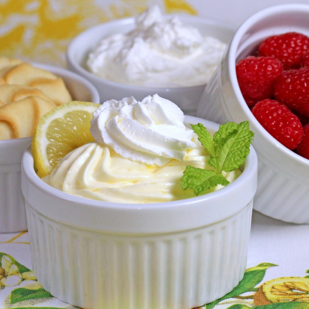 Миски с десертом