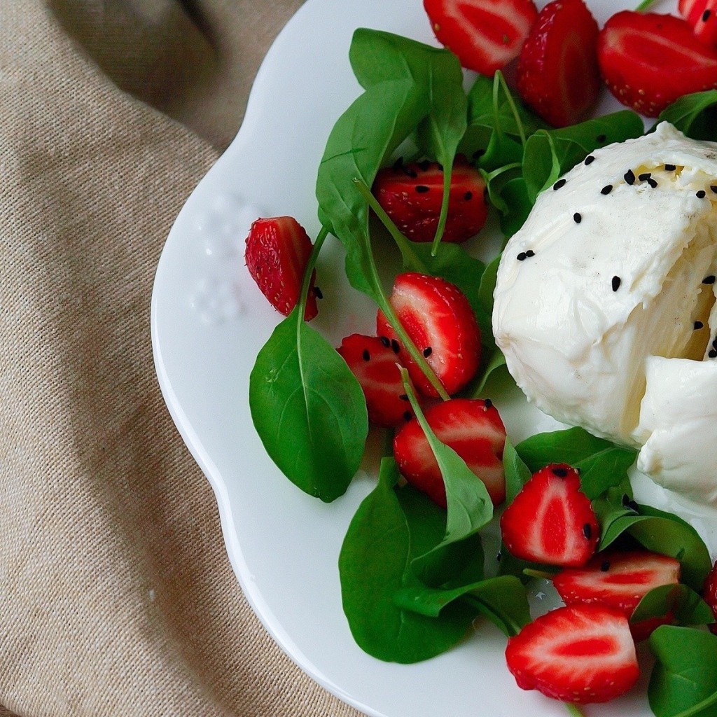 Мороженое с клубникой и листьями