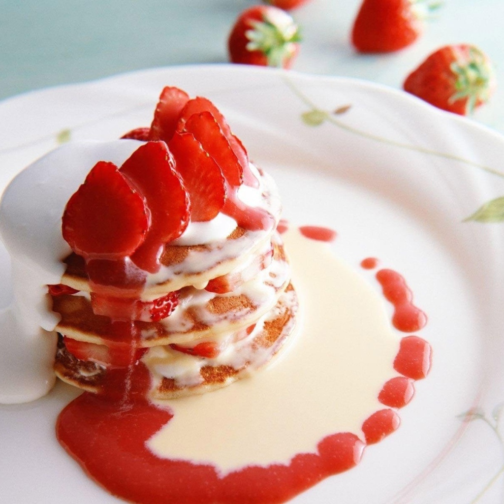 Клубничный десерт со взбитыми сливками