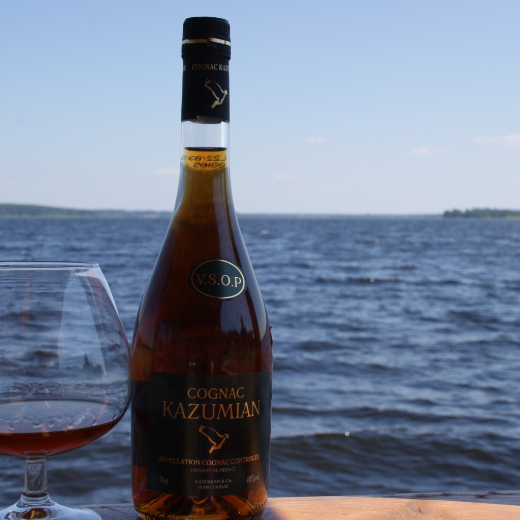 Французский алкоголь на берегу моря