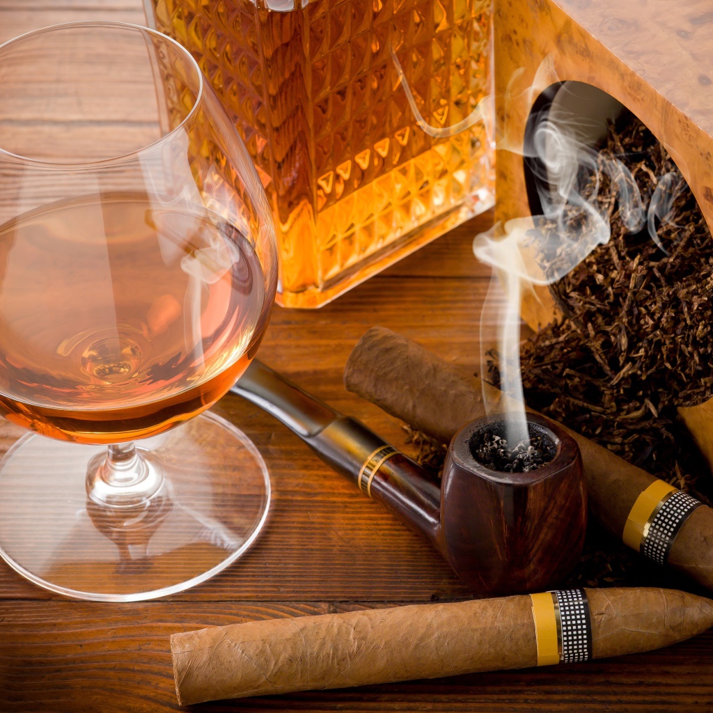 Бокал и трубка с табаком