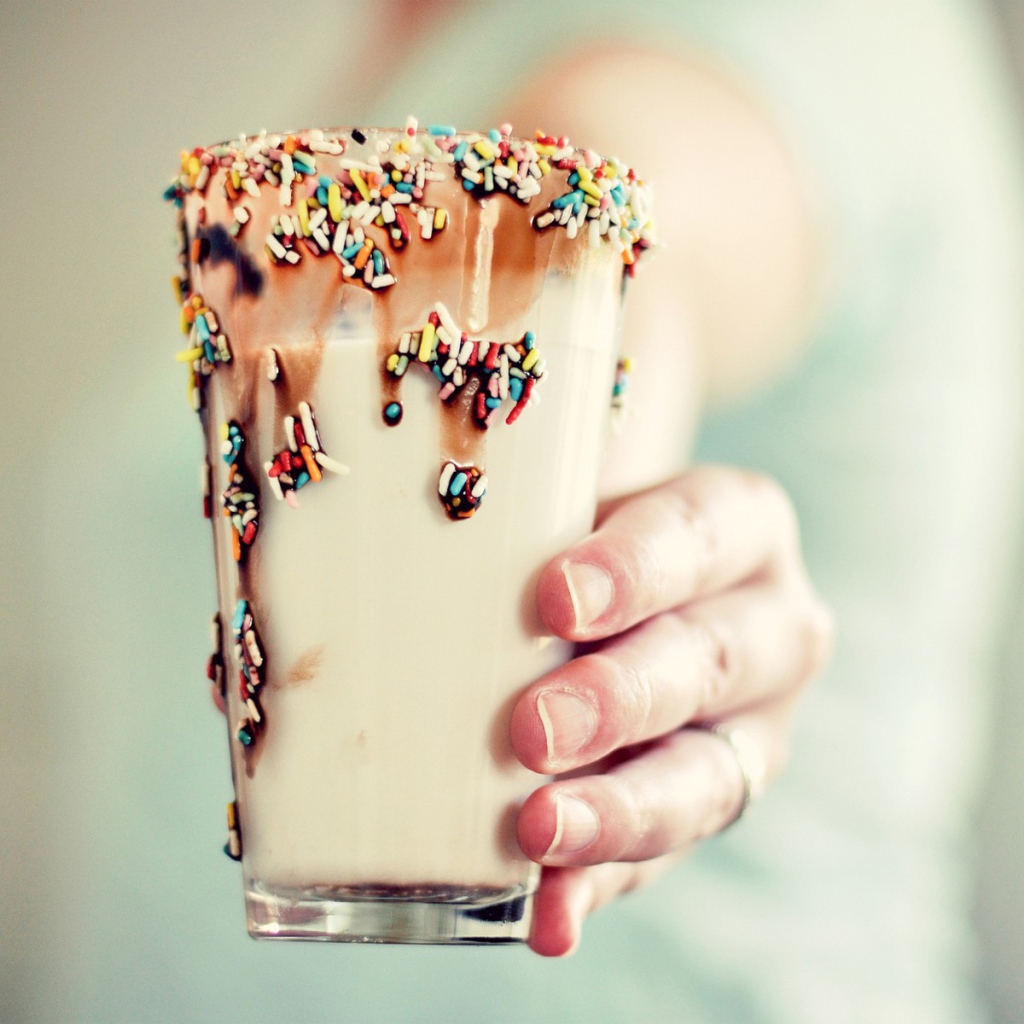 Стакан с коктейлем в руке