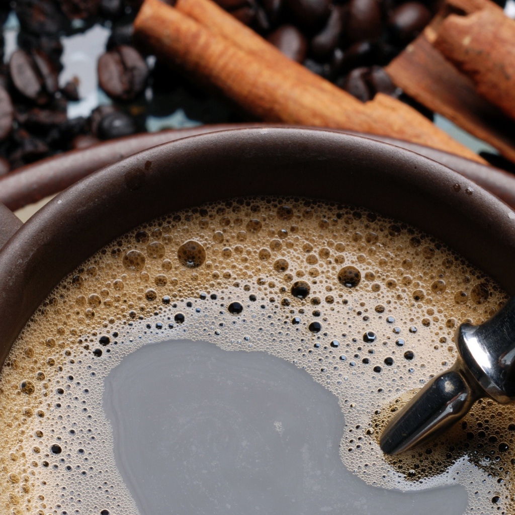 Чашка кофе с корицей