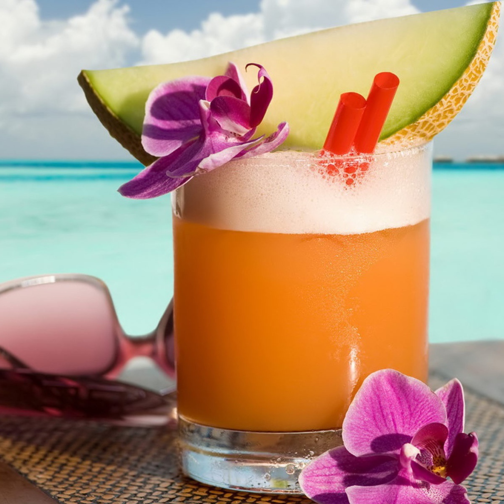 Стакан коктейля и очки