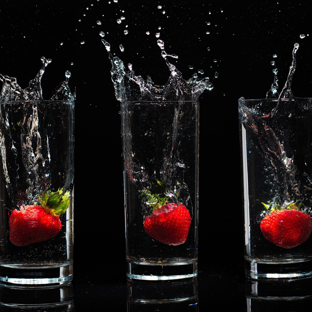 Три стакана с клубникой