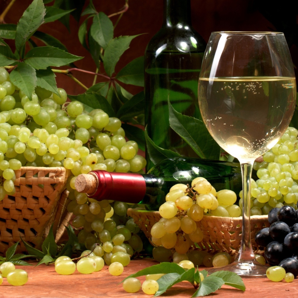 Белое вино и гроздья винограда