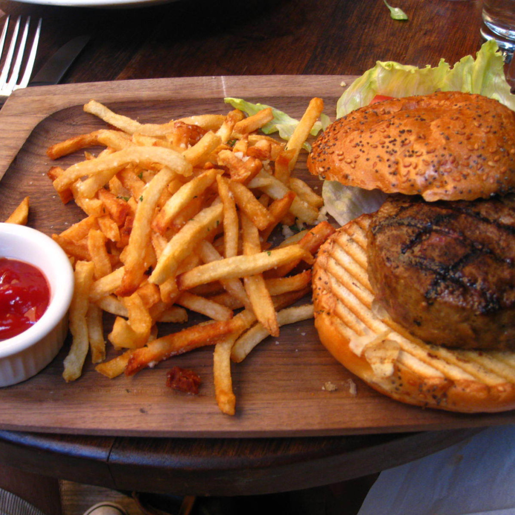 Гамбургер и картофель фри