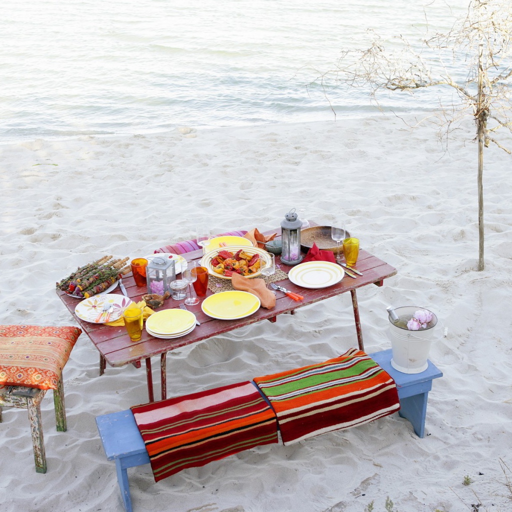 Стол с едой на пляже
