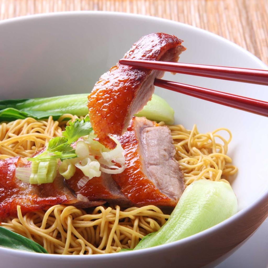 Чашка с лапшой и мясом