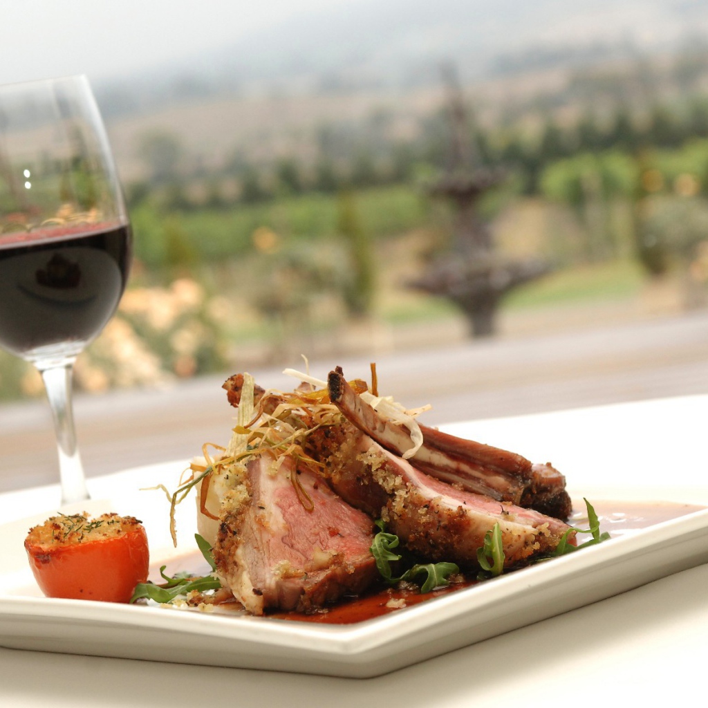 Жареные ребрышки и вино