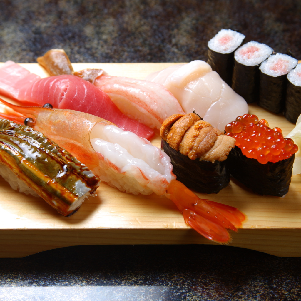 Красная икра и креветка