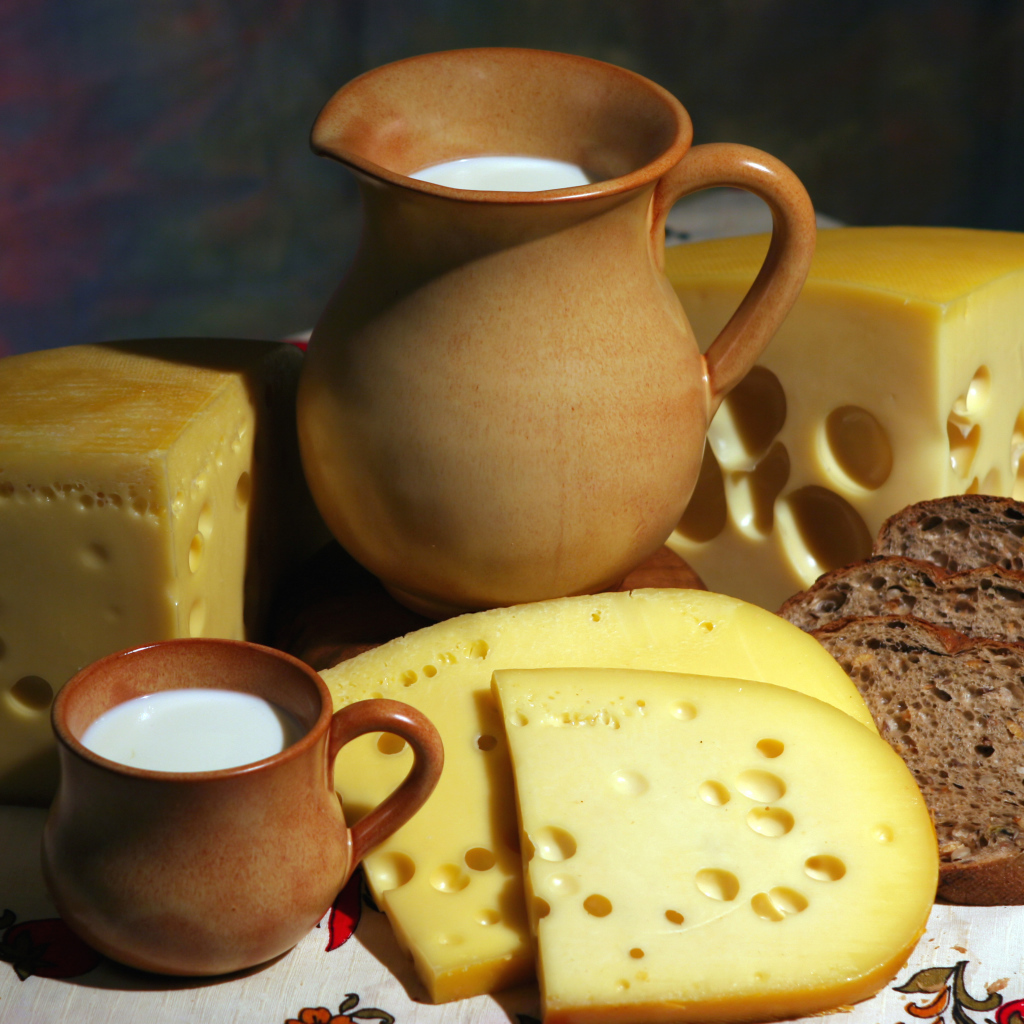 Молоко, сыр и хлеб