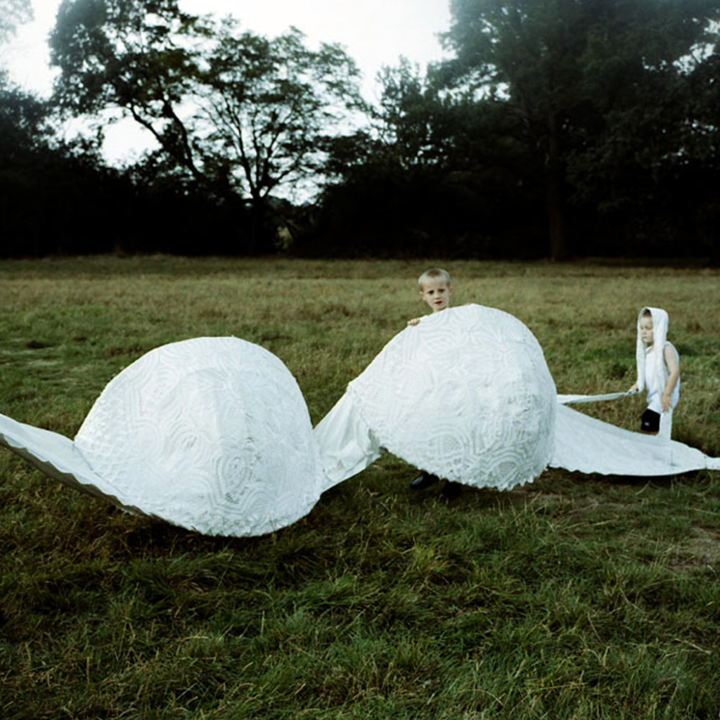 Дети играют бюстгалтером