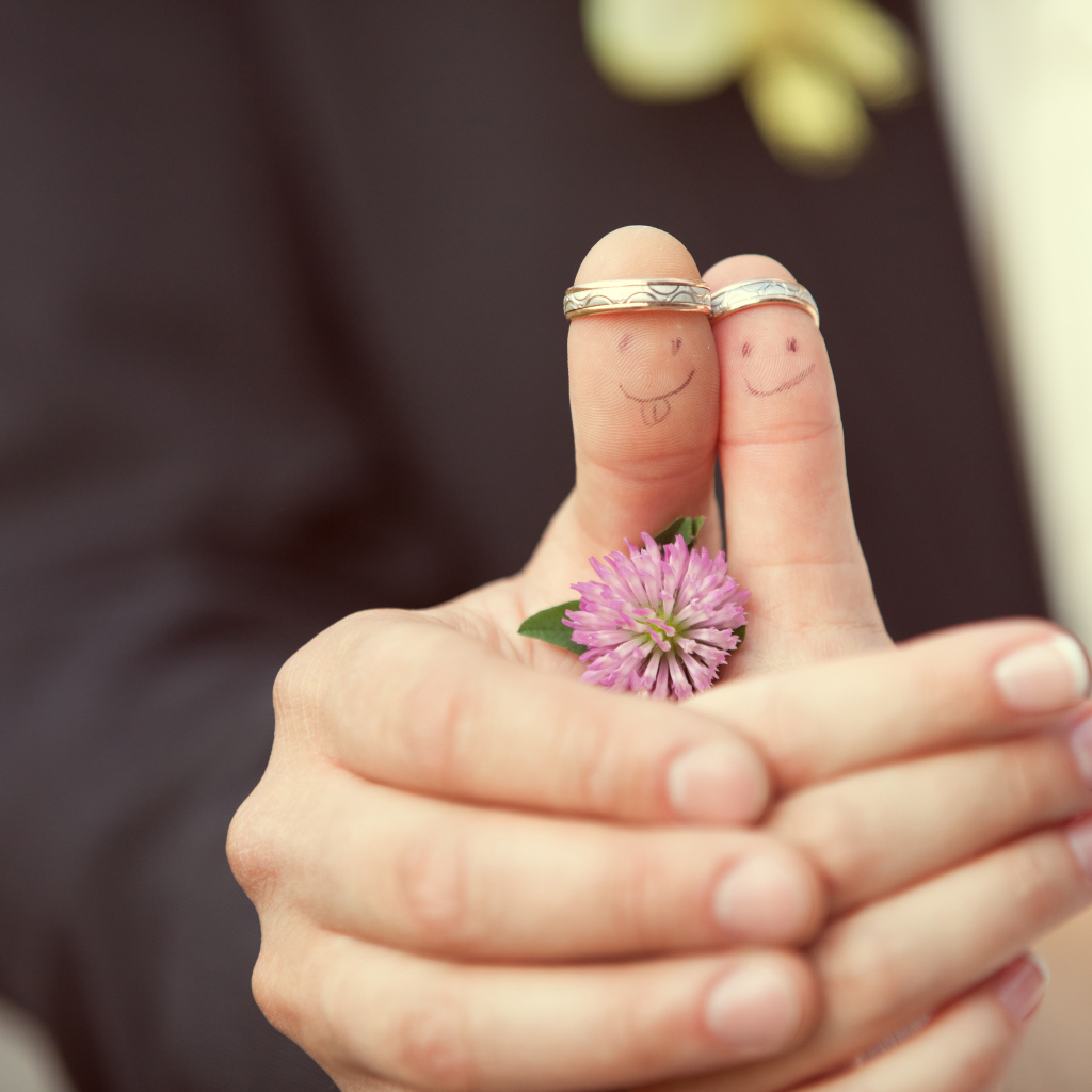 Свадебные кольца на пальцах