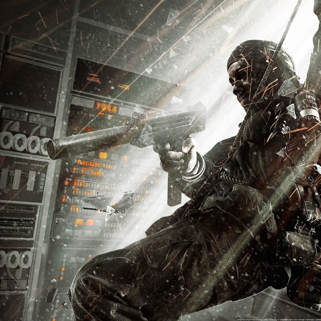 Солдат в снаряжении с автоматом