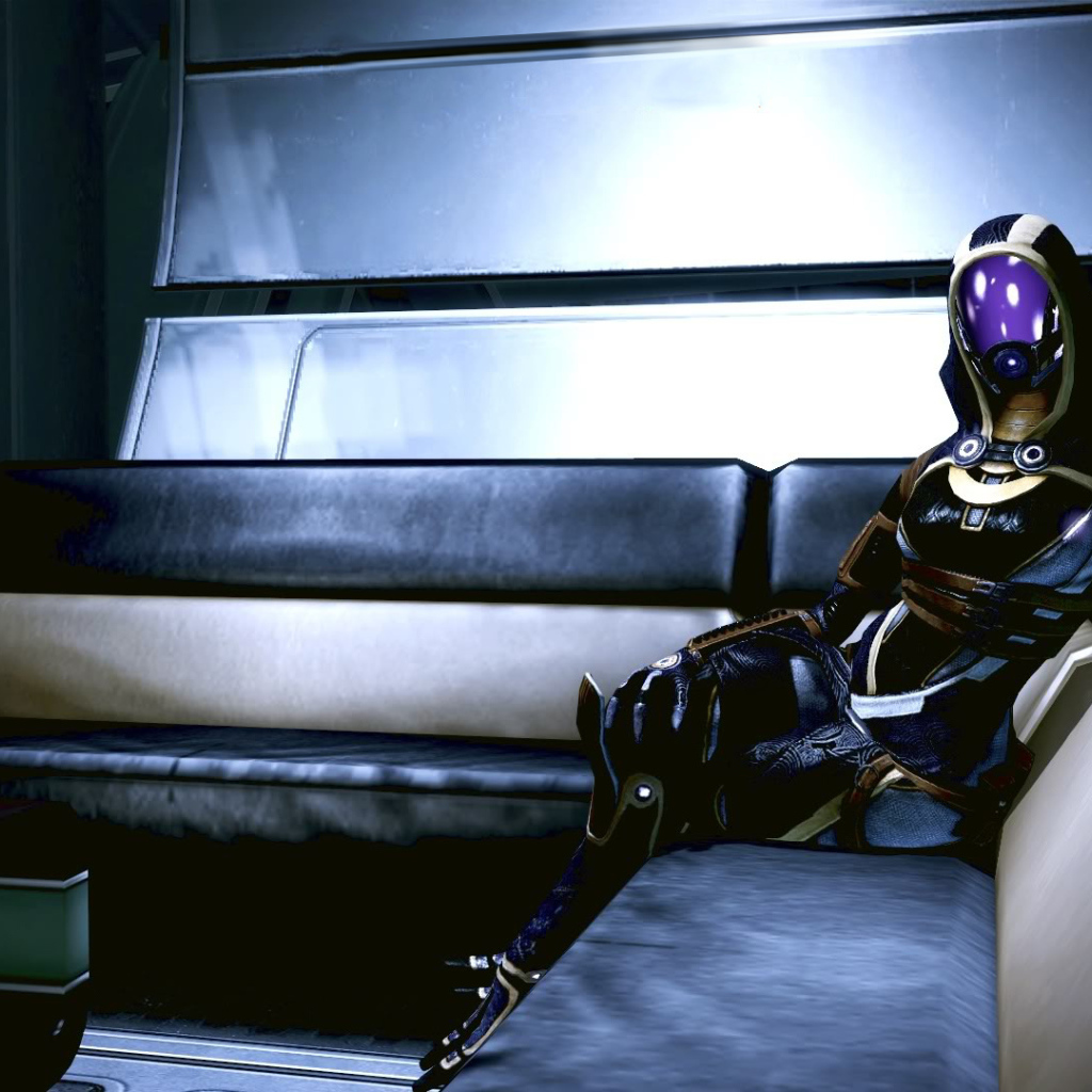 Инопланетянин сидит на диване