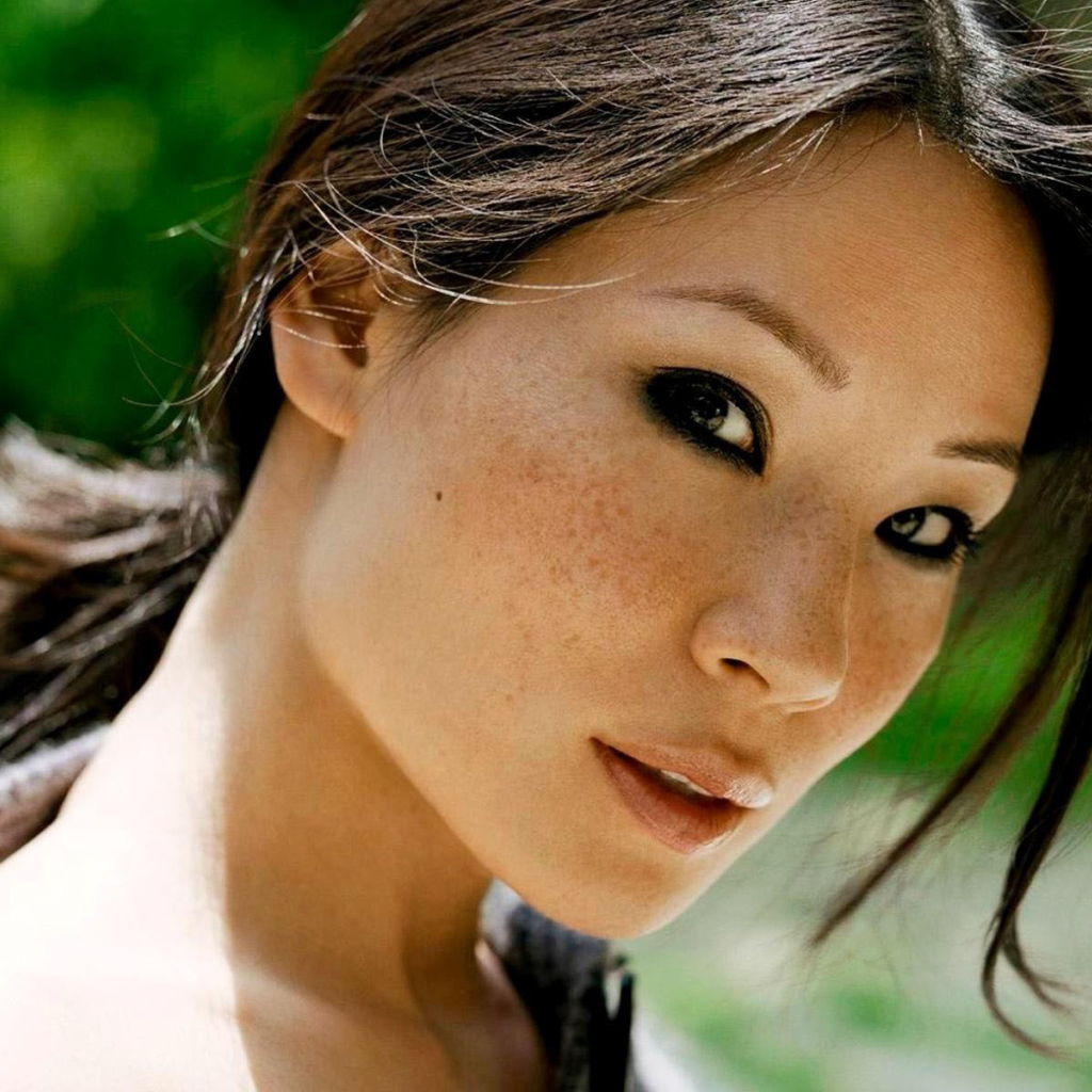 Азиатка с веснушками