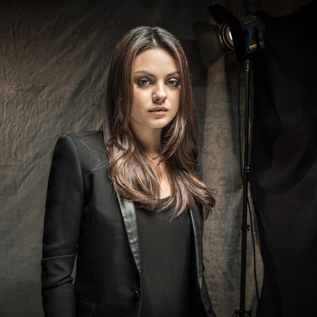 Красивая Мила Кунис