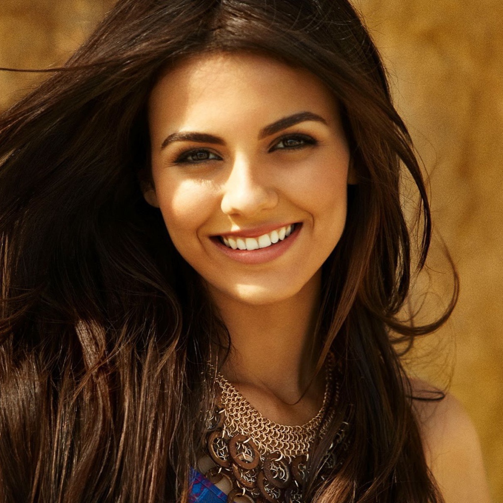 Красивая актриса Настасья Самбурская