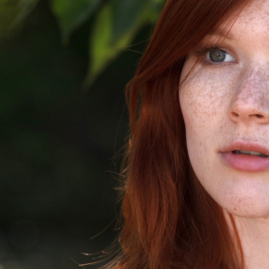 Красивая девушка с веснушками