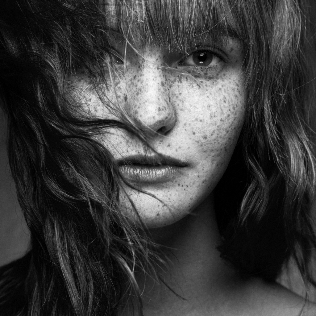 Черно белое фото девушки с веснушками