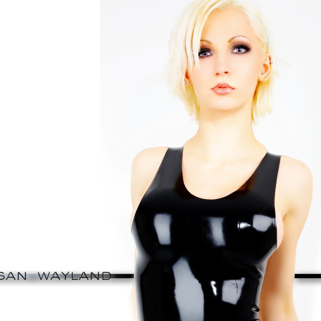 Блондинка в блестящем костюме на белом фоне