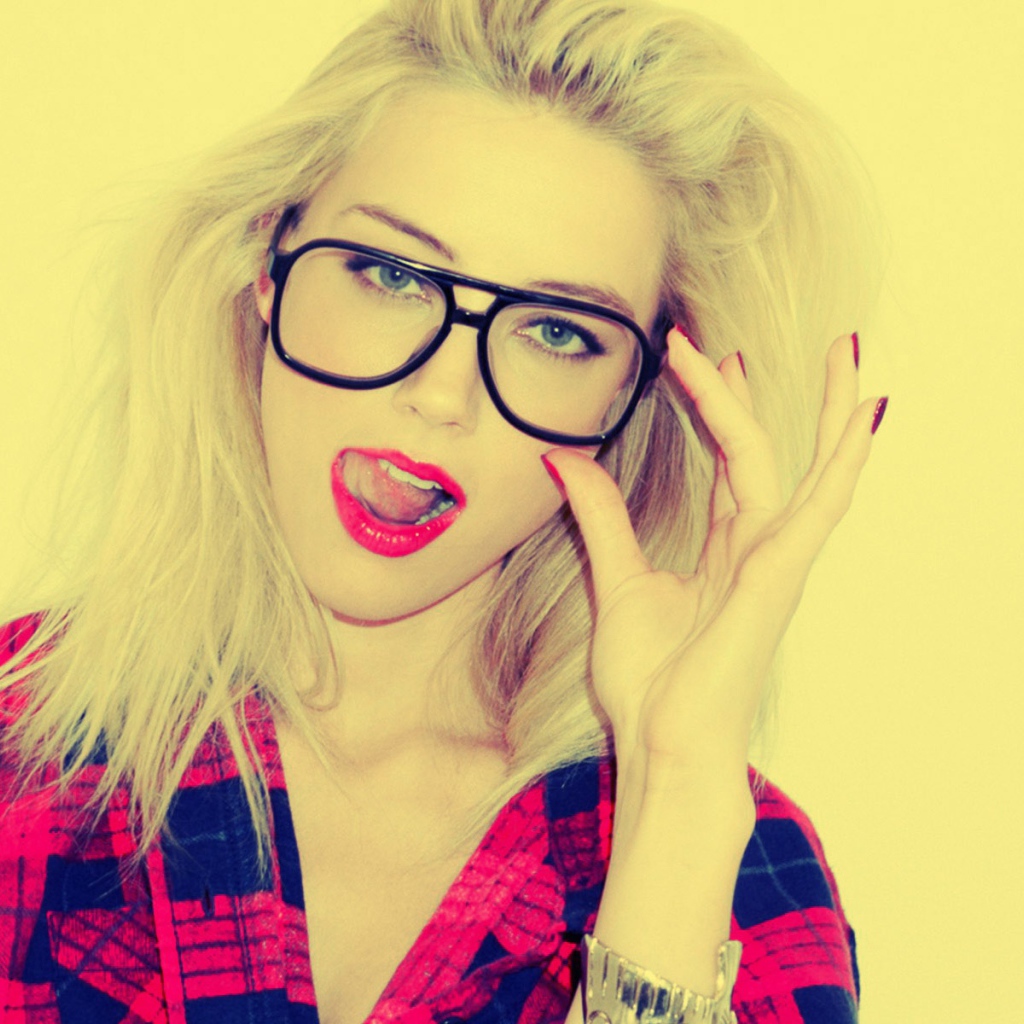 Блондинка в клетчатой рубашке
