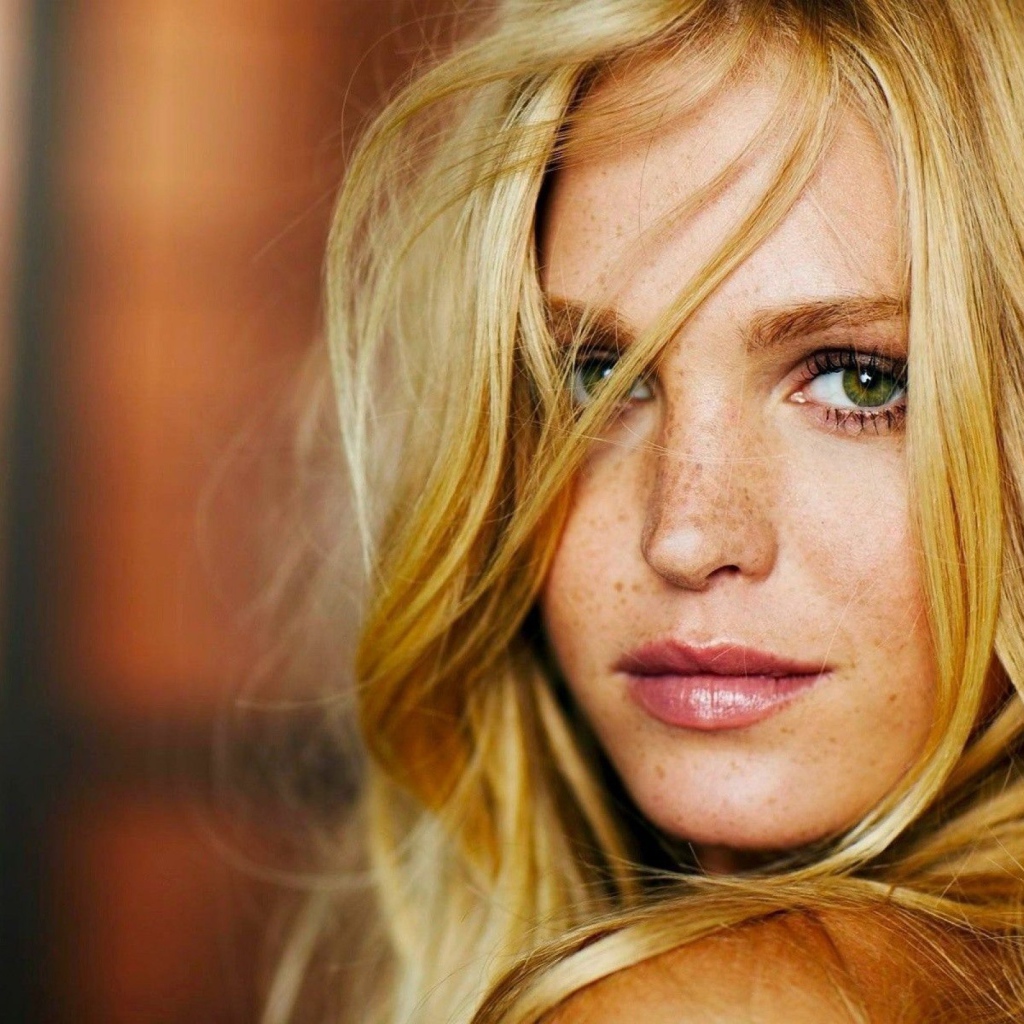 Блондинка с веснушками