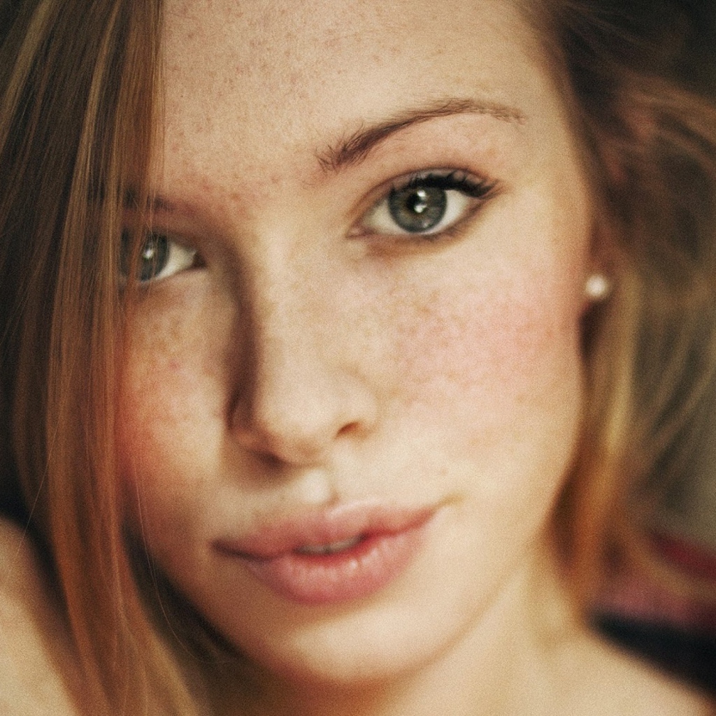 Шатенка с веснушками