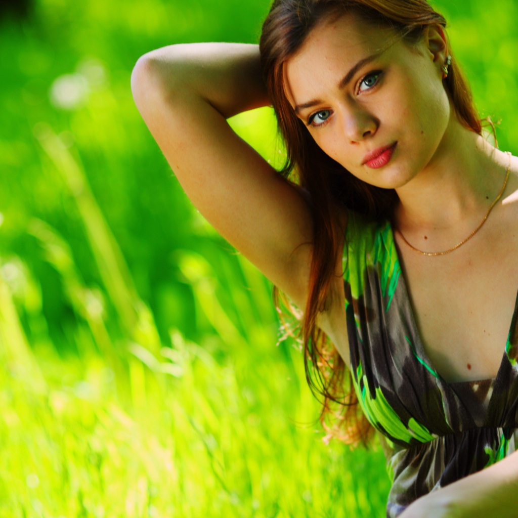 Шатенка на фоне травы