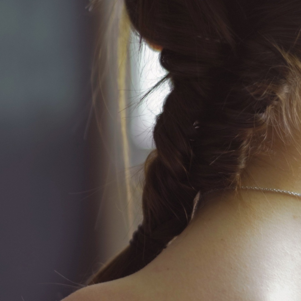 Брюнетка с косой