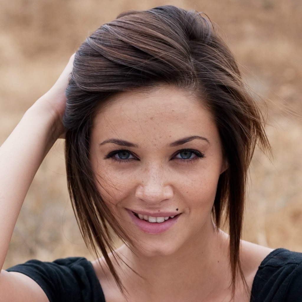 Брюнетка с веснушками