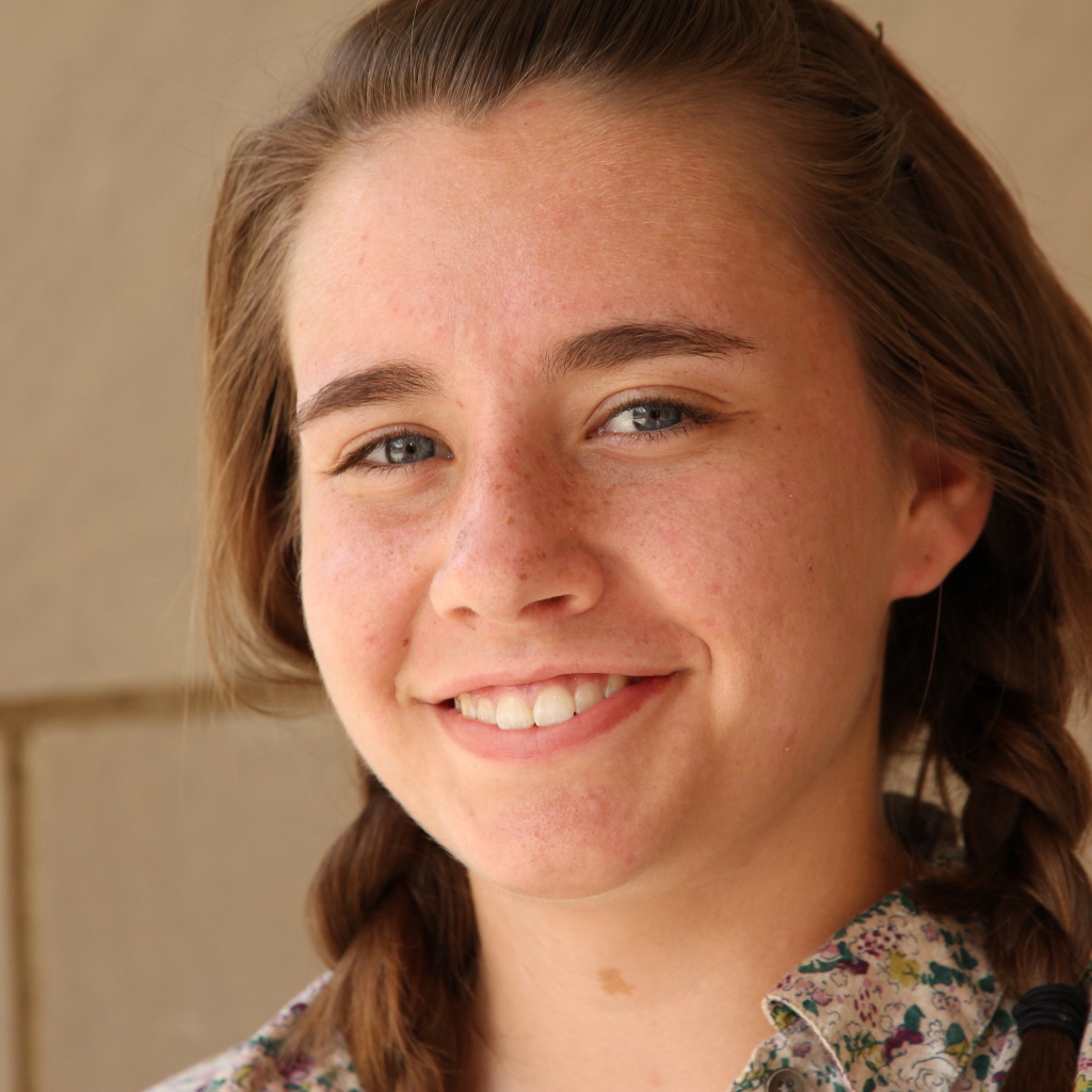 Милая девушка с веснушками