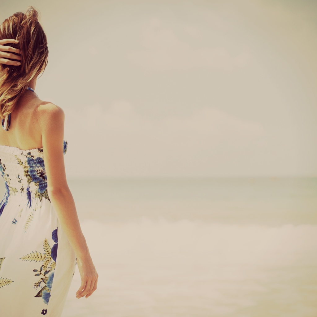 Девушка наслаждается морским бризом