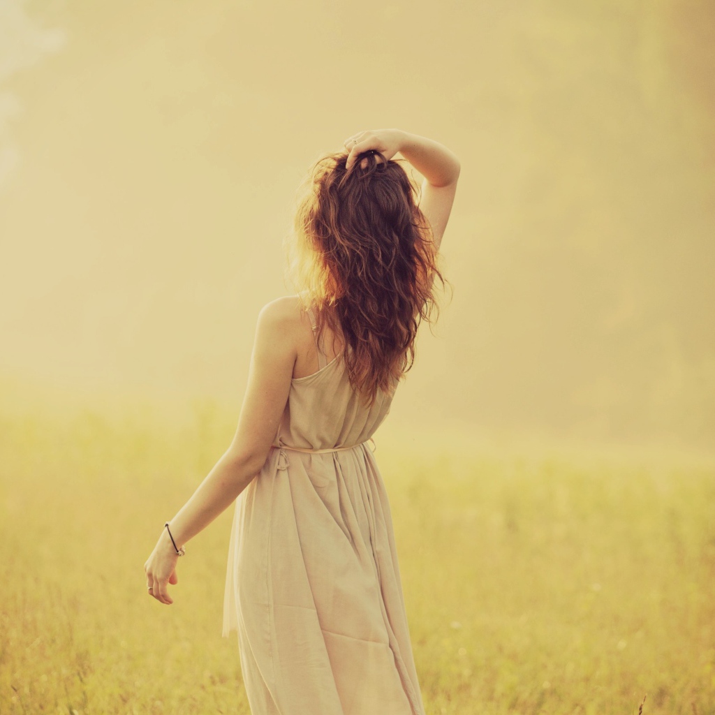 Девушка в льняном платье