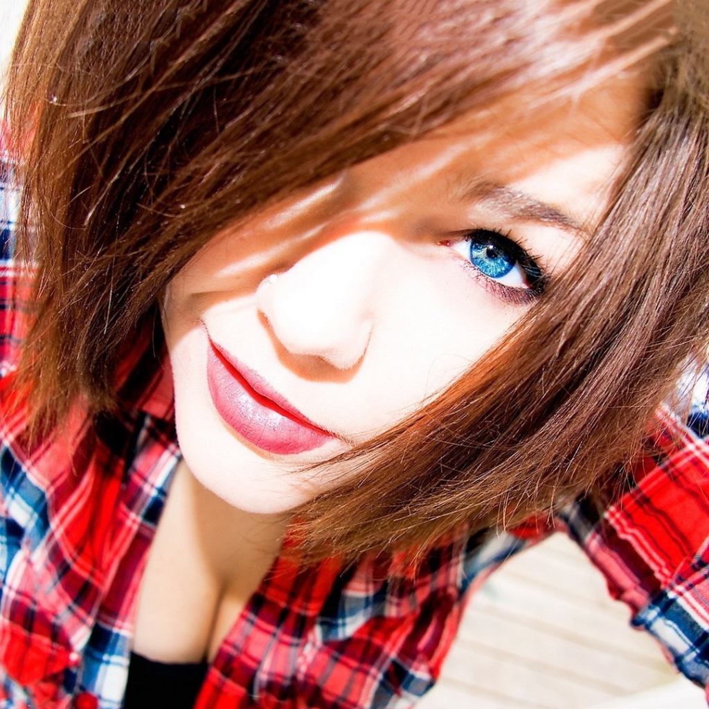 Девушка в клетчатой рубашке