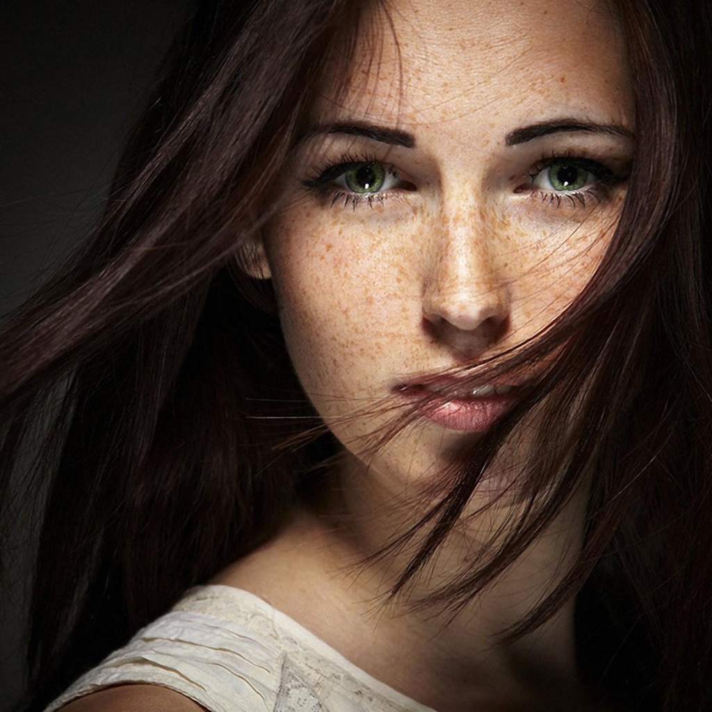 Девушка модель с веснушками