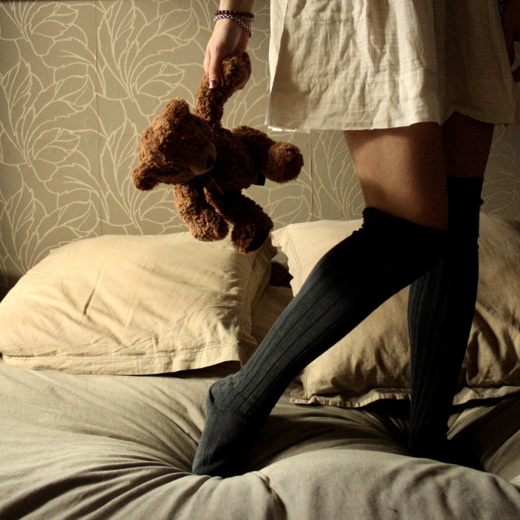 Девушка с плюшевым медведем