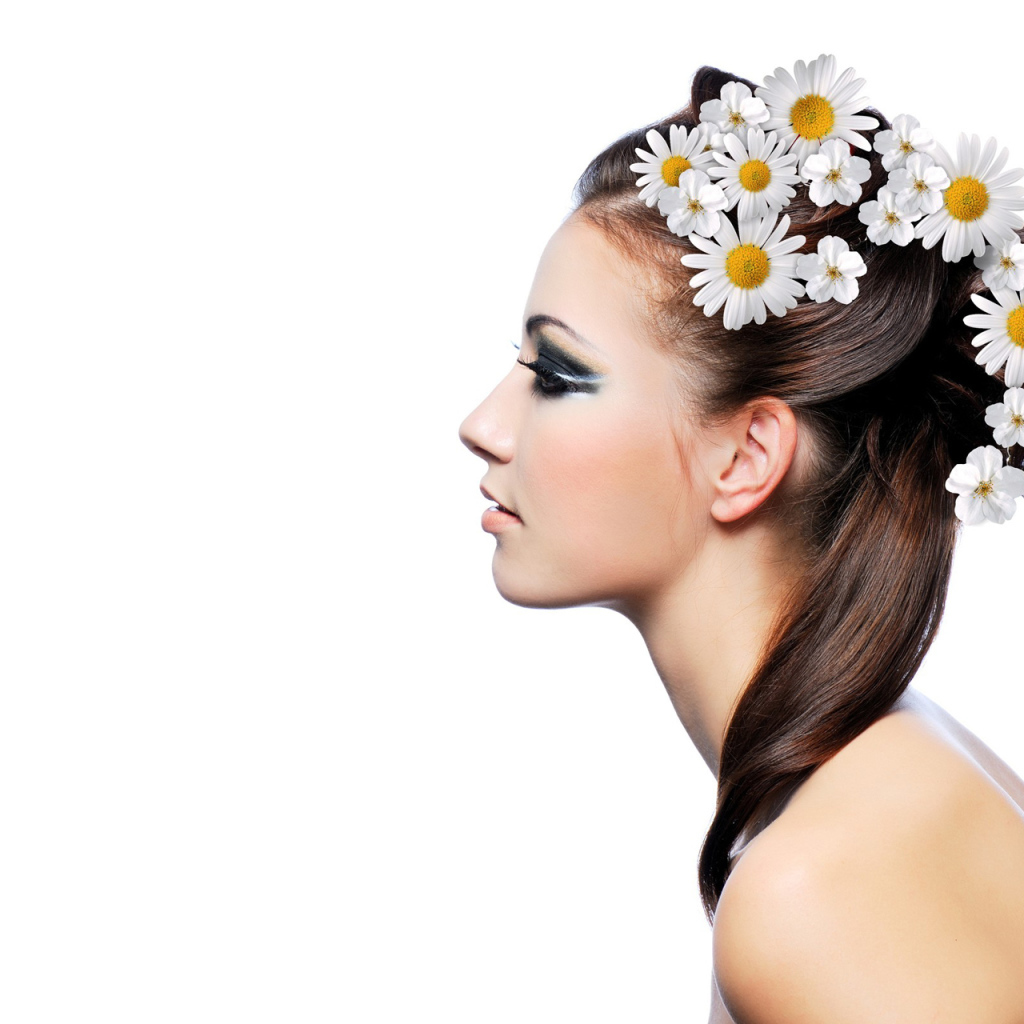 Девушка с ромашками в волосах