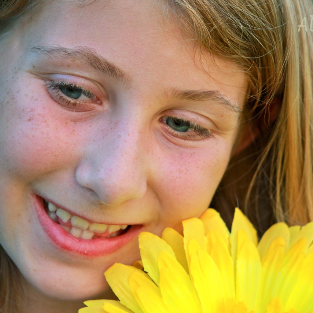 Девушка с веснушками и цветок