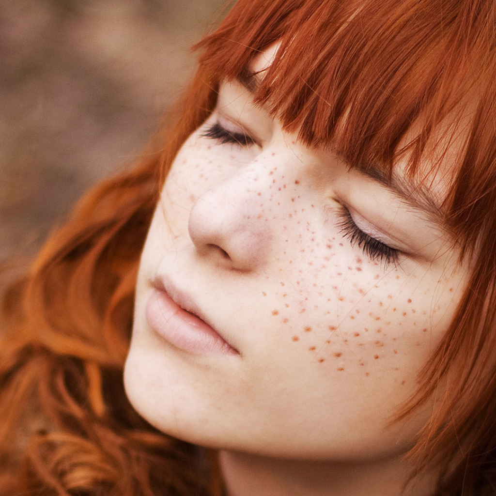 Девушка с веснушками закрыла глаза