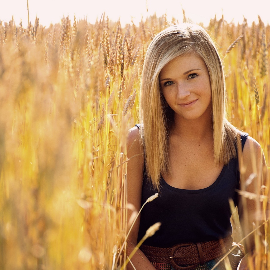 Девушка с веснушками среди пшеницы
