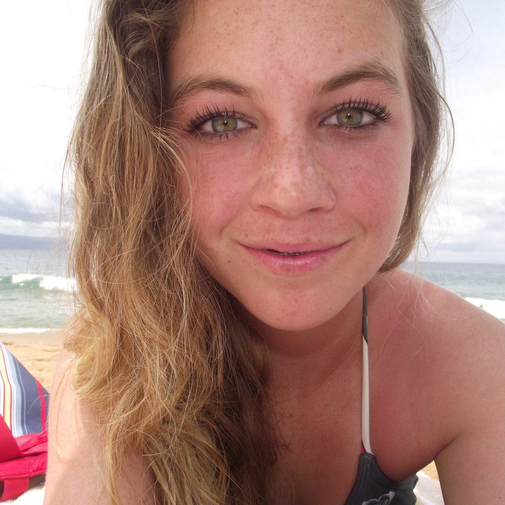 Девушка с веснушками на пляже