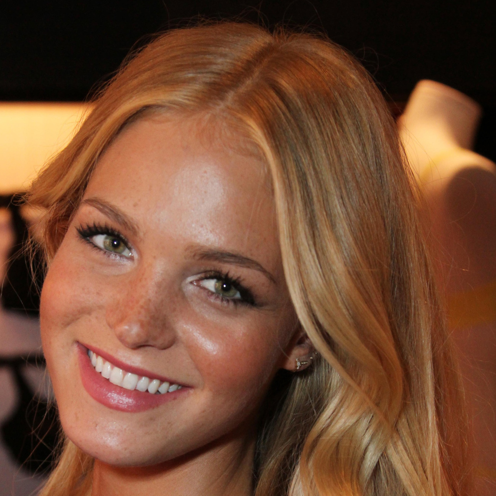 Девушка с веснушками улыбается