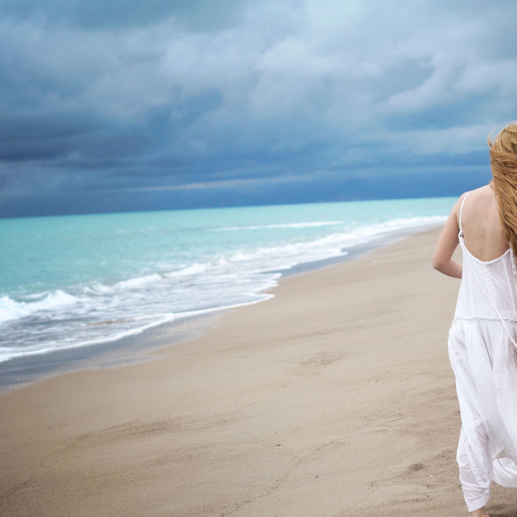 Прогулка девушки по песку